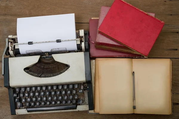 Vue du dessus de la table en bois il ya vieille machine à écrire vintage, vieux bo — Photo