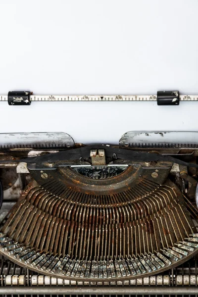 Nahaufnahme einer alten Vintage-Schreibmaschine mit Papierblatt. Kopie Stockbild