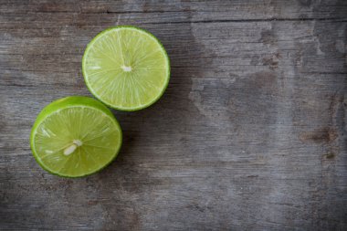 Copyspac ahşap zemin üzerine taze limon dilimleri Üstten Görünüm