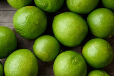 Çiğ damla ile çok taze organik limon