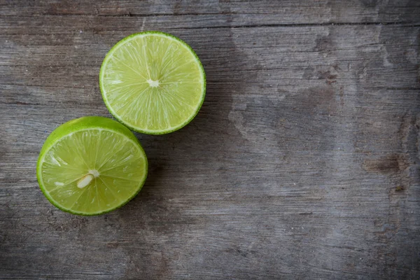 Copyspac ahşap zemin üzerine taze limon dilimleri Üstten Görünüm