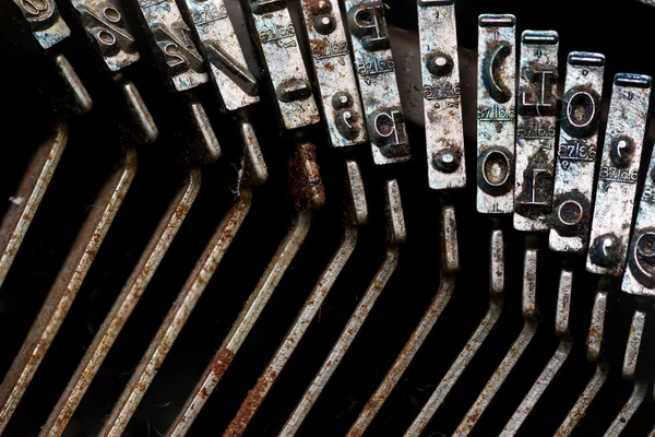 Gros plan sur les anciennes lettres de machines à écrire vintage . — Photo
