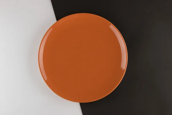 Ряд плоских тарілок і чашок на чорно-білому тлі — стокове фото