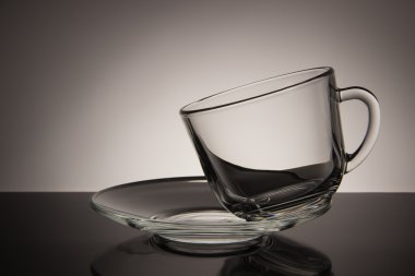 Cam boş bir fincan çay ve siyah ve beyaz bir adam üzerinde uçan daire