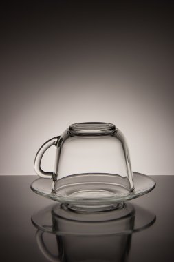 Cam boş bir fincan çay ve siyah ve beyaz bir adam üzerinde uçan daire