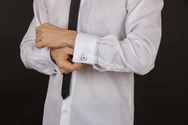 Сексуальный молодой человек в белой рубашке с черным галстуком и дорогим С — стоковое фото