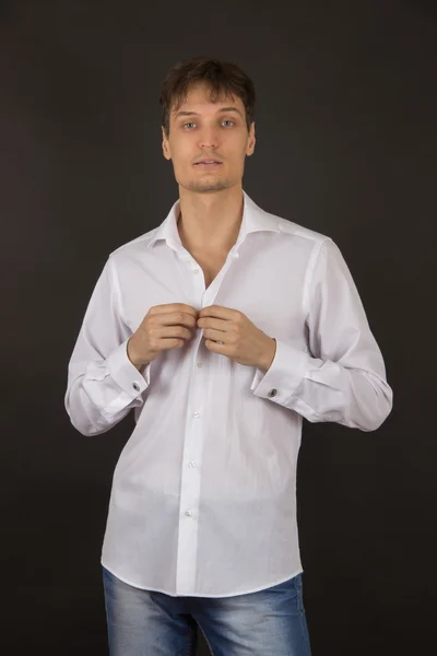 Sexy jovem em uma camisa branca com um laço preto e caro c — Fotografia de Stock