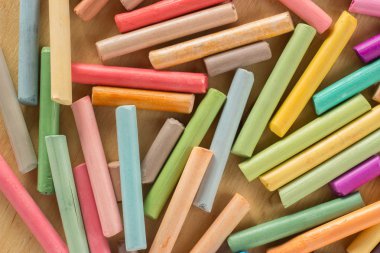 Ahşap arka plan üzerinde renkli pastel tebeşirler grup