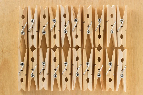 Το φόντο ενός αριθμού ξύλινα μανταλάκια σε ένα τραπέζι — Φωτογραφία Αρχείου