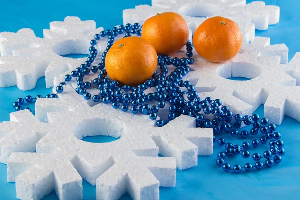 Carte du Nouvel An avec boules bleues, flocons de neige blancs, bronzage orange — Photo