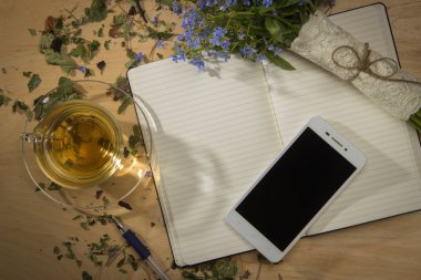 Forget-Me, bir defter ve mobil fon bahar çiçek buket