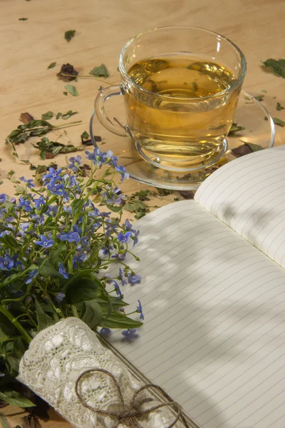Frühling Blumenstrauß von Vergissmeinnicht und eine Tasse Tee in der Sonne o — Stockfoto