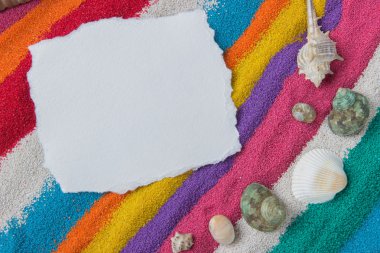 Renkli kum, kabukları, taşlar ve yer f güzel arka plan