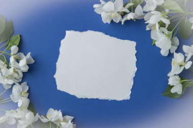 Elma çiçeği üzerinde mavi bir adam dalları ile tebrik kartı