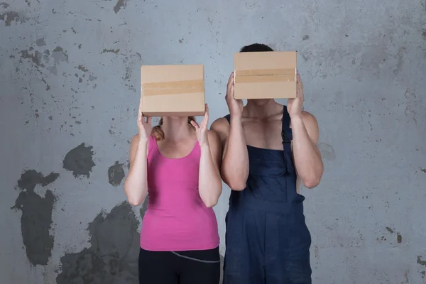 Joven familia de dos personas cariñosas analiza cajas en el nuevo apartamento —  Fotos de Stock