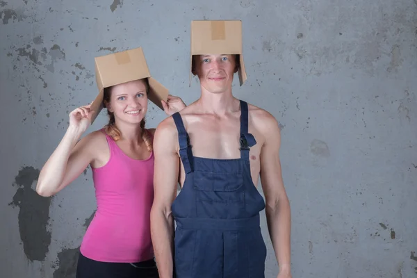 Jeune famille de deux personnes aimantes analyse boîtes dans le nouvel appartement — Photo