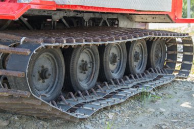 Siyah caterpillar traktör veya sınıf öğrencisi tekerlekli groun üzerinde