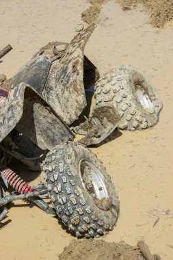 Bir su birikintisi bir orman yolu üzerinde büyük kirli Atv sıkışmış