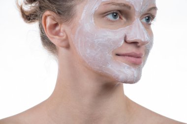 Bodur ve yüzünde krema ile gri kil iki kozmetik maskesi 