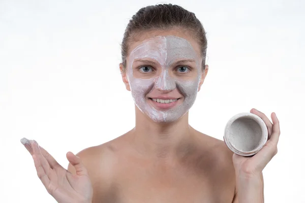 Dos máscara cosmética de arcilla gris con exfoliante y crema en la cara —  Fotos de Stock