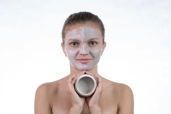 Dos máscara cosmética de arcilla gris con exfoliante y crema en la cara —  Fotos de Stock