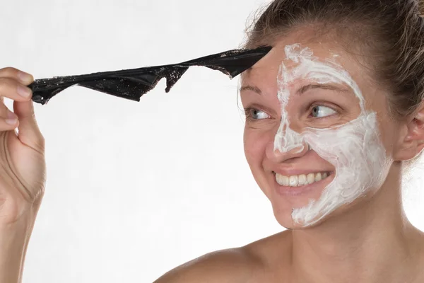 Feliz hermosa chica sonriendo sobre un fondo blanco en un cosmético — Foto de Stock