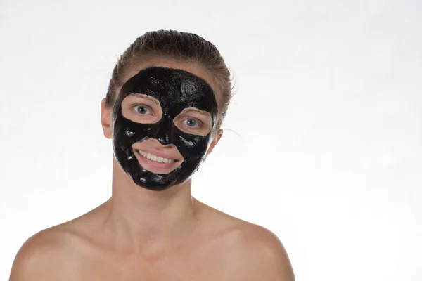 Bir kozmetik beyaz bir arka plan üzerinde gülümseyen mutlu güzel kız