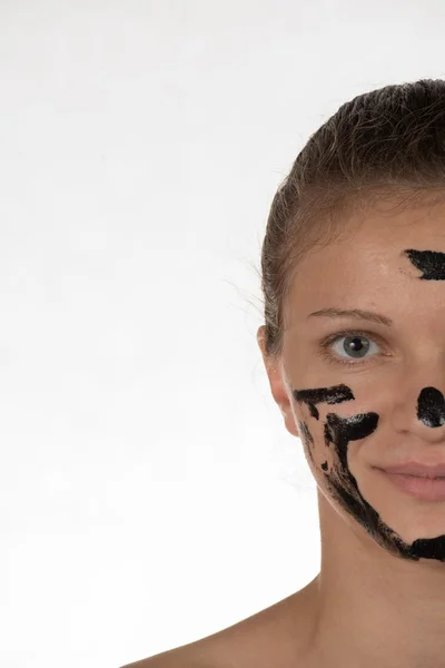 Joyeux belle fille souriant sur un fond blanc dans un cosmétique — Photo