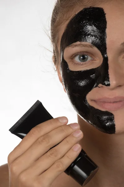 Feliz hermosa chica sonriendo sobre un fondo blanco en un cosmético —  Fotos de Stock