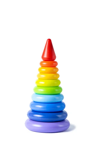 Játék Gyermekek Számára Többszínű Műanyag Piramis Gyűrűk Elszigetelt Fehér Alapon — Stock Fotó