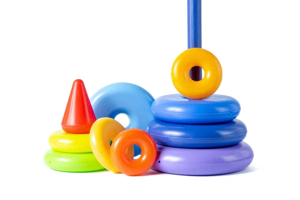 Zabawka Dla Dzieci Wielobarwna Plastikowa Piramida Pierścieni Izolowanych Białym Tle — Zdjęcie stockowe