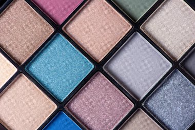 Göz farı renginde farklı renkte bir palet. Makyaj malzemelerinin makro fotoğrafçılığı