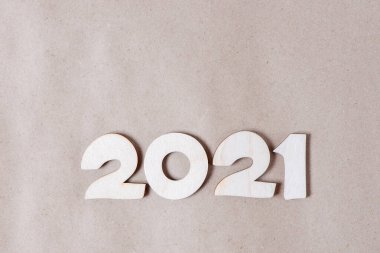 Kağıt üzerinde ahşap numaralar 2021 yazı için yakın plan. Güzel yeni yıl kartı.