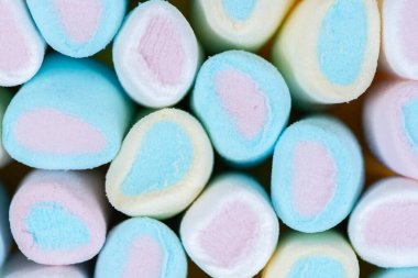 Parlak sarı bir arka planda çok renkli, yumuşak, lokum gibi yakın plan. Şenlik dokusu