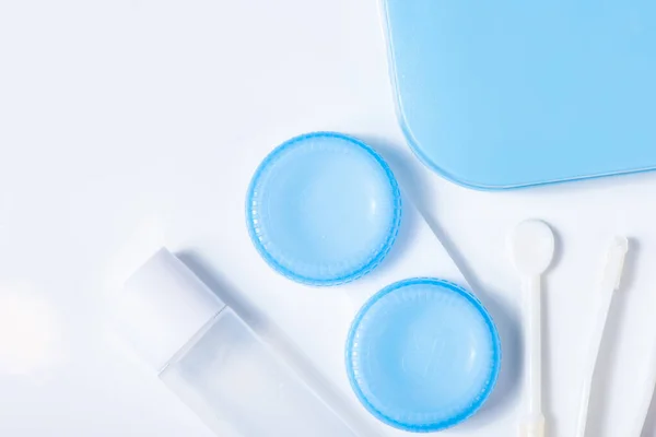 Weiche Kontaktlinsen Mit Lösungsnahaufnahme Behälter Und Pinzette Auf Weißem Hintergrund — Stockfoto