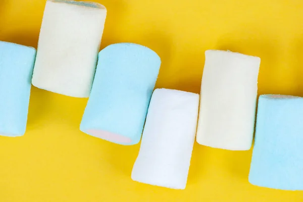 Bunte Süße Weiche Marshmallow Nahaufnahme Auf Leuchtend Gelbem Hintergrund Festliche — Stockfoto