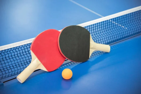 Pomerančový Míček Pro Stolní Tenis Dvě Dřevěné Rakety Červené Černé Royalty Free Stock Obrázky