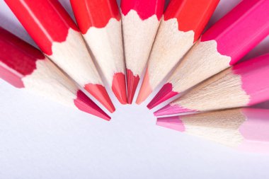 Makro fotoğraf birkaç keskin kalemler beyaz zemin üzerine kırmızı renk