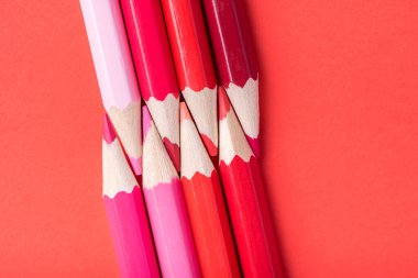 Makro fotoğraf Kağıt arka plan üzerinde kırmızı renkteki birkaç keskin kalemler