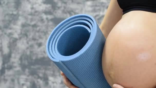 Close Belly Pregnant Woman Hands She Holds Yoga Mat — Stock Video