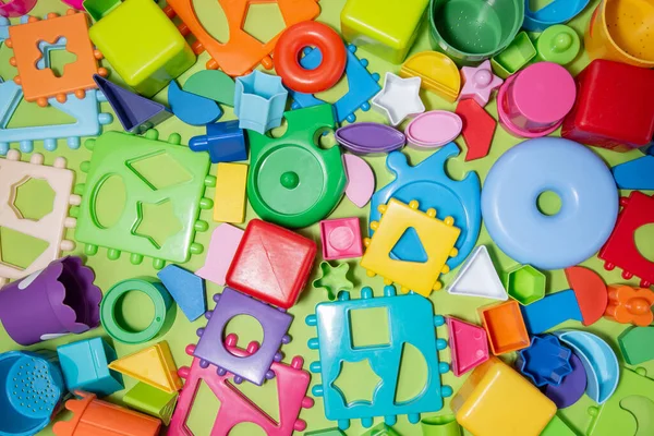 Gyermek Játékok Blokkok Rejtvények Egy Zöld Papír Háttér Felülnézet Óvodai — Stock Fotó