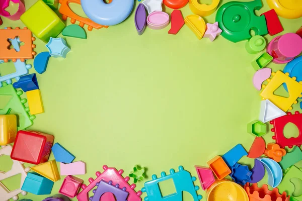Gyermek Játékok Blokkok Rejtvények Egy Zöld Papír Háttér Felülnézet Óvodai — Stock Fotó