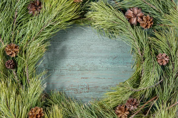 Gałęzie Sosny Szyszki Zielonym Drewnianym Tle Piękny Nowy Rok Lub — Zdjęcie stockowe