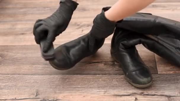 Γυναικεία Χέρια Βερνίκι Γαντιών Σφουγγάρι Κέρινες Μαύρες Μπότες Χειμώνα Close — Αρχείο Βίντεο