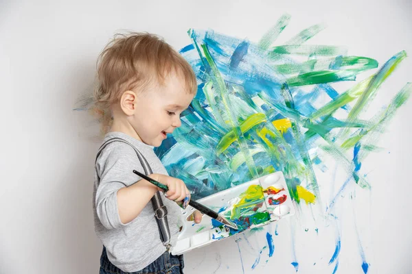 Little Cute Child Brush Palette Paints His Hands Draws White — Stock Photo, Image