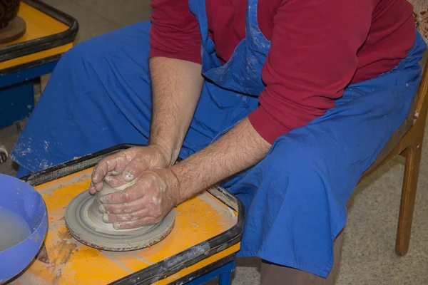 Potter faz na jarra de barro roda de cerâmica. As mãos de um potte — Fotografia de Stock