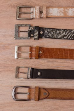ahşap tahta üzerinde bir toka ile deri kemer