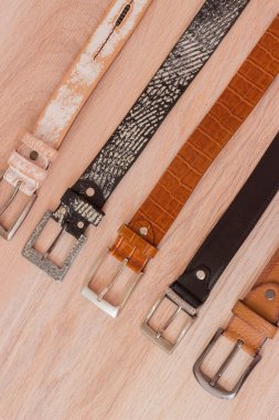 ahşap tahta üzerinde bir toka ile deri kemer
