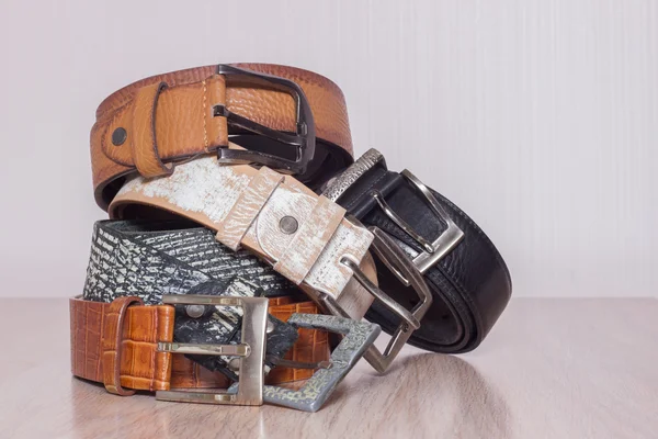 ahşap tahta üzerinde bir toka ile deri kemer