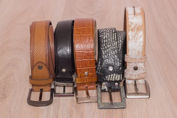 ahşap tahta üzerinde bir toka ile deri kemer